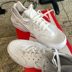 Nike huarache white worn once time men’s size